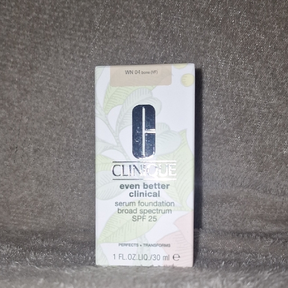 Clinique Even Better Clinical Foundation SPF 25- WN 04 Bone - Picture 1 of 4